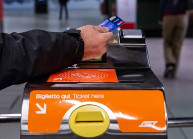 Atm, i biglietti della metro pagabili al tornello con carta di credito
