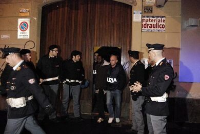 Milano, accoltellati uomo e portinaia nel ‘fortino della droga’