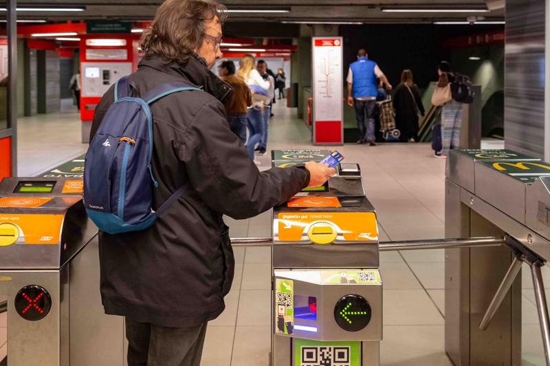 Atm, i biglietti della metro pagabili al tornello con carta di credito Atm, i biglietti della metro pagabili al tornello con carta di credito