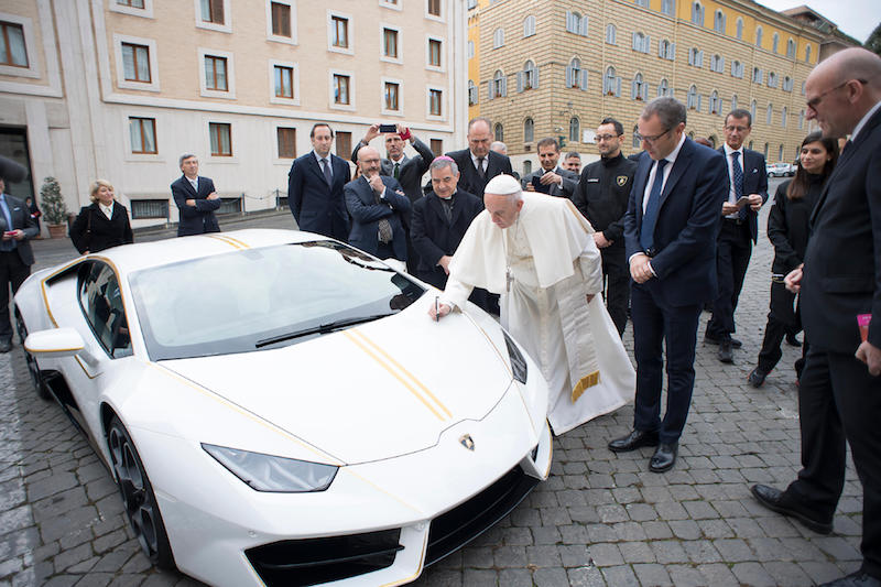 Venduta all’asta la Lamborghini donata a Papa Francesco Venduta all’asta la Lamborghini donata a Papa Francesco