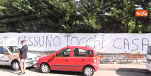 Imprenditore fallito a Monza, eseguito sfratto. Visita di Salvini e Di Maio