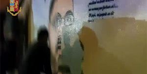 Tor Bella Monaca, cancellati murales dei boss. Blitz della polizia nella notte