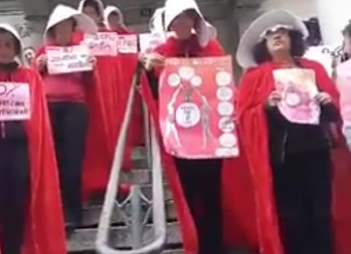 Aborto, femministe in corteo a Milano vestite come in “Handmaid’s tale”. FOTO Aborto, femministe in corteo a Milano vestite come in “Handmaid’s tale”. FOTO