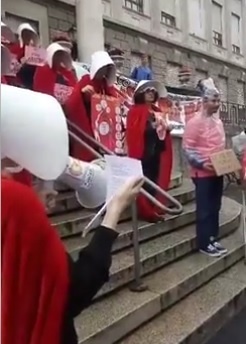 Aborto, femministe in corteo a Milano vestite come in “Handmaid’s tale”. FOTO Aborto, femministe in corteo a Milano vestite come in “Handmaid’s tale”. FOTO