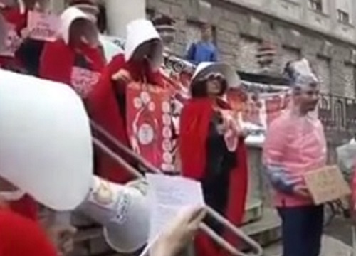 Aborto, femministe in corteo a Milano vestite come in “Handmaid’s tale”. FOTO Aborto, femministe in corteo a Milano vestite come in “Handmaid’s tale”. FOTO