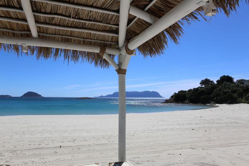 “Fino Beach”, i tre lombardi che hanno conquistato la Sardegna “Fino Beach”, i tre lombardi che hanno conquistato la Sardegna