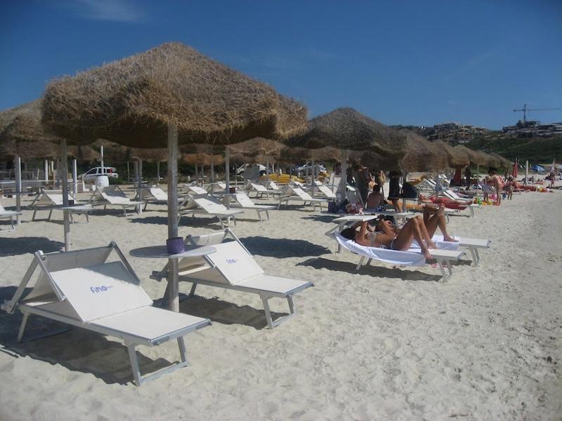 “Fino Beach”, i tre lombardi che hanno conquistato la Sardegna “Fino Beach”, i tre lombardi che hanno conquistato la Sardegna
