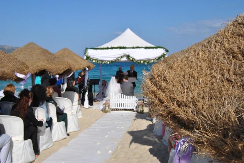 “Fino Beach”, i tre lombardi che hanno conquistato la Sardegna “Fino Beach”, i tre lombardi che hanno conquistato la Sardegna