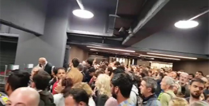 Metro C, caos a San Giovanni. Passeggeri bloccati in attesa di un treno