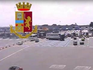 Como, Tir fa inversione a U al casello: folle manovra contromano in autostrada