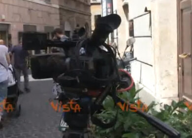 Governo, telecamere in attesa fuori da casa di Conte