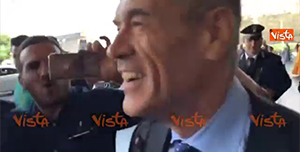 Cottarelli scherza: “Troppa fila per taxi, andrò a piedi al Quirinale”