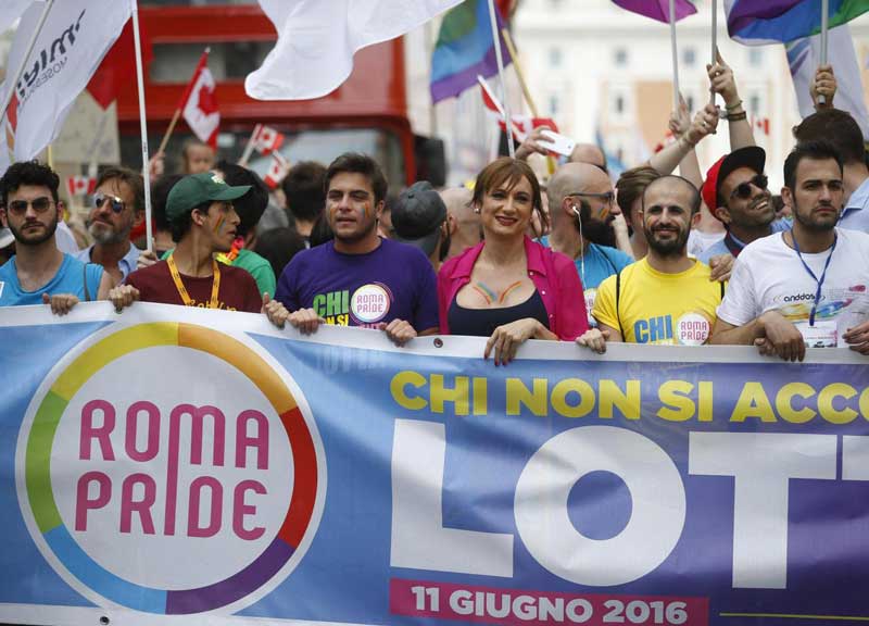 Gay Pride, parata infuocata: i Vigili del Fuoco sfilano. Ma senza permessi
