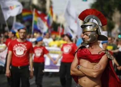 Gay Pride, parata infuocata: i Vigili del Fuoco sfilano. Ma senza permessi