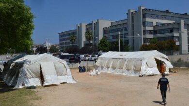 Bari, Tribunale trasferito in una tendopoli: avvocati e magistrati in rivolta