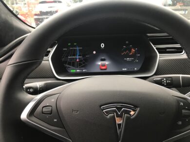 Tesla, auto a guida autonoma investe volante della polizia ferma
