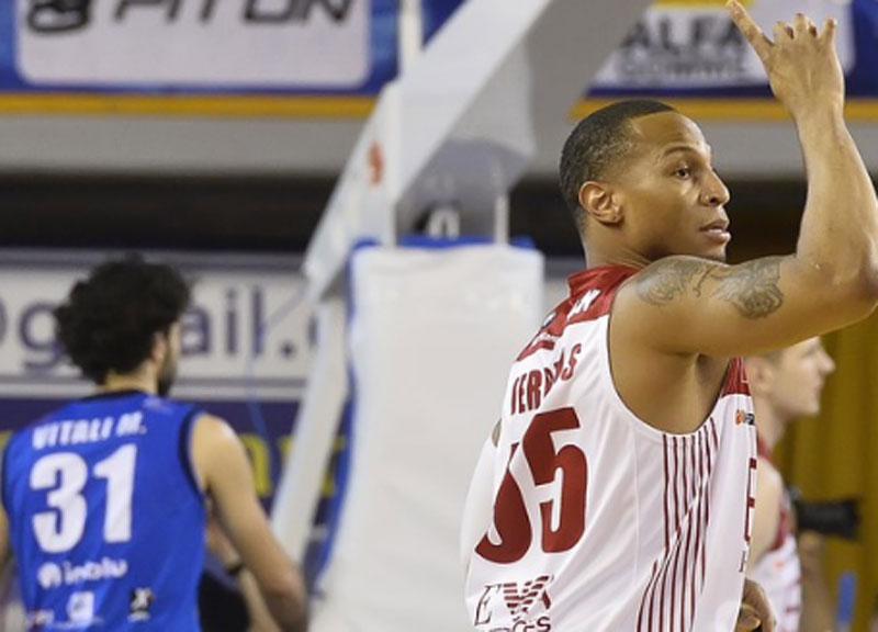 Olimpia Milano in finale: passa 76-70 a Brescia. Super Kuzminskas