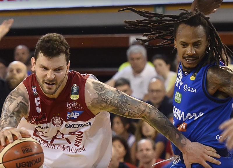 Olimpia Milano in finale: passa 76-70 a Brescia. Super Kuzminskas