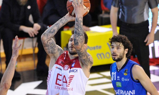 Olimpia Milano in finale: passa 76-70 a Brescia. Super Kuzminskas