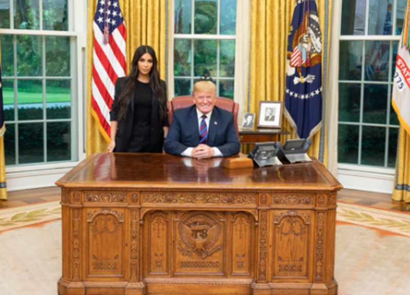 Kim Kardashian da Trump: Donald twitta foto dallo Studio Ovale Kim Kardashian da Trump: Donald twitta foto dallo Studio Ovale