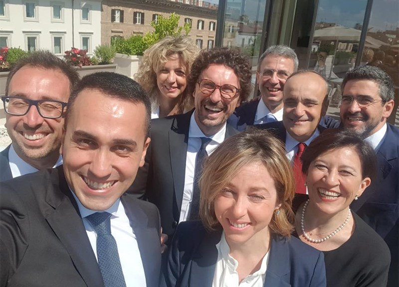 Governo look, i due portavoce M5s e Lega arrivano insieme: lei in rosso. VIDEO Governo look, i due portavoce M5s e Lega arrivano insieme: lei in rosso. VIDEO