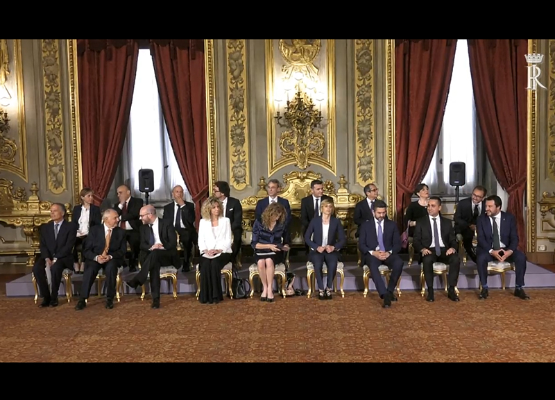 Governo look, i due portavoce M5s e Lega arrivano insieme: lei in rosso. VIDEO Governo look, i due portavoce M5s e Lega arrivano insieme: lei in rosso. VIDEO