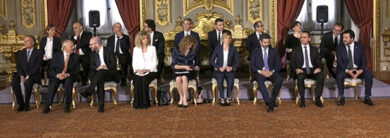 Governo look, i due portavoce M5s e Lega arrivano insieme: lei in rosso. VIDEO