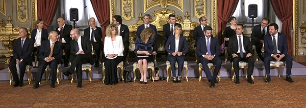 Governo look, i due portavoce M5s e Lega arrivano insieme: lei in rosso. VIDEO Governo look, i due portavoce M5s e Lega arrivano insieme: lei in rosso. VIDEO