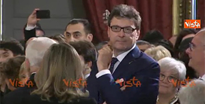 Giorgetti assiste al giuramento nell’area riservata ai parenti