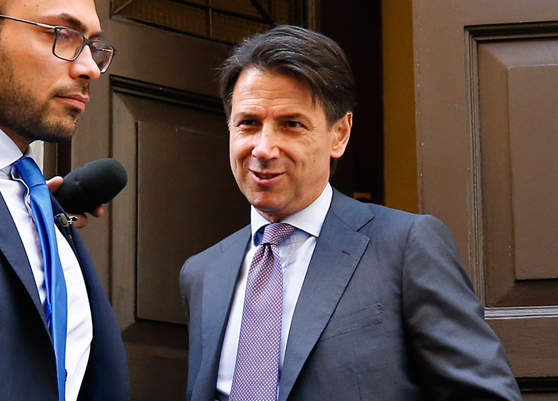 Governo: Conte, pizza, selfie e strette di mano per la prima sera da premier Governo: Conte, pizza, selfie e strette di mano per la prima sera da premier