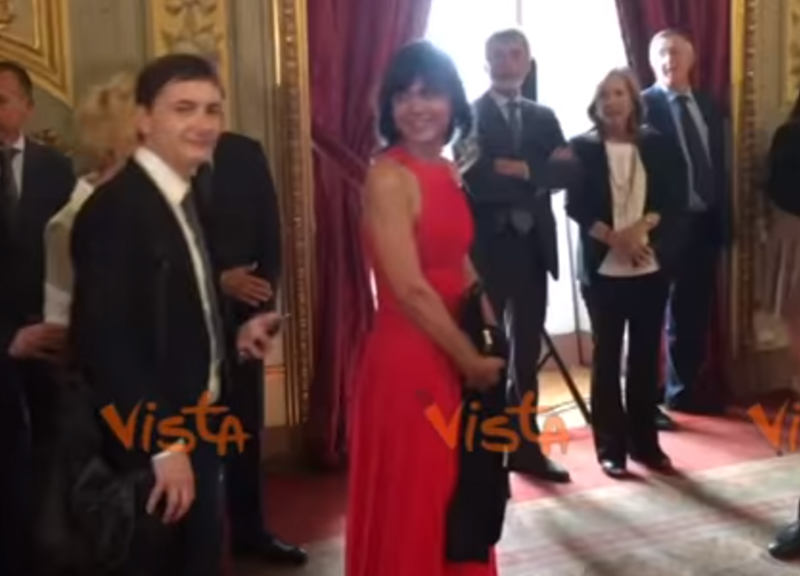 Governo look, i due portavoce M5s e Lega arrivano insieme: lei in rosso. VIDEO Governo look, i due portavoce M5s e Lega arrivano insieme: lei in rosso. VIDEO
