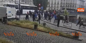 Sgomberata tendopoli a Parigi con oltre mille migranti, evitate tensioni