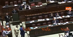 Salvini lascia i banchi di Governo e viene ripreso da Fico