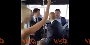 Salvini sul bus a Fiumicino, passeggeri cantano ‘Bella Ciao’ e lui sorride