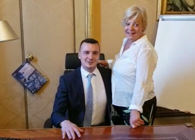 Casalino mostra il suo ufficio a Palazzo Chigi insieme all’inseparabile mamma