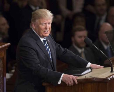 Coree, storica stretta mano Trump-Kim:  “Denuclearizzazione completa”