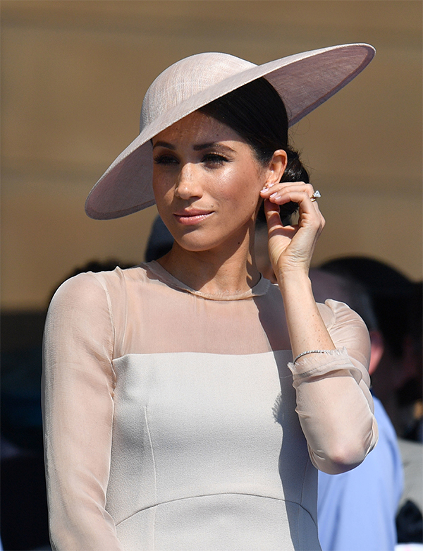 Meghan Markle, l’abito “troppo scollato” dà scandalo. MEGHAN MARKLE NEWS