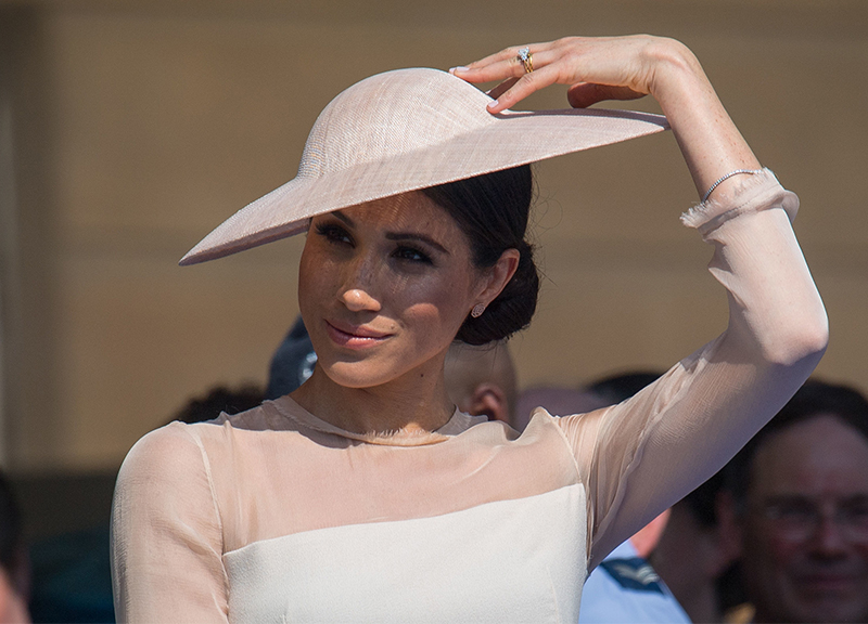 Meghan Markle, l’abito “troppo scollato” dà scandalo. MEGHAN MARKLE NEWS