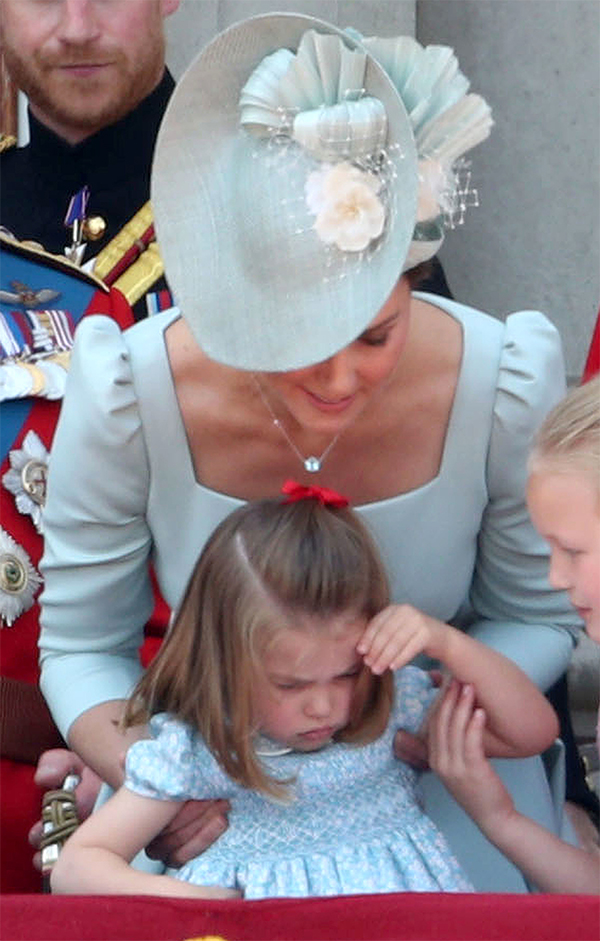 Meghan Markle, l’abito “troppo scollato” dà scandalo. MEGHAN MARKLE NEWS