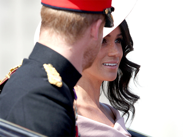 Meghan Markle, l’abito “troppo scollato” dà scandalo. MEGHAN MARKLE NEWS