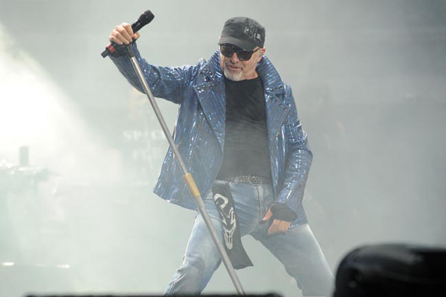 Vasco Rossi a Roma, 100 fan con biglietti falsi restano fuori dallo stadio Vasco Rossi a Roma, 100 fan con biglietti falsi restano fuori dallo stadio