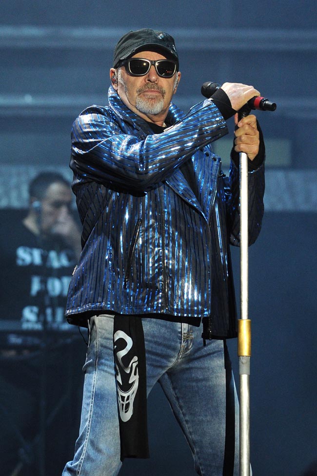 Vasco Rossi a Roma, 100 fan con biglietti falsi restano fuori dallo stadio Vasco Rossi a Roma, 100 fan con biglietti falsi restano fuori dallo stadio
