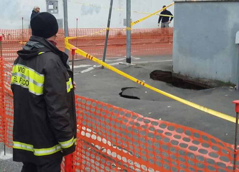 Buche Roma, Raggi al veleno: “Una volta si chiudevano con le mazzette” Buche Roma, Raggi al veleno: “Una volta si chiudevano con le mazzette”