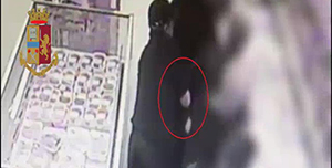 Anziana derubata della pensione col trucco del finto cieco: 3 arrestati