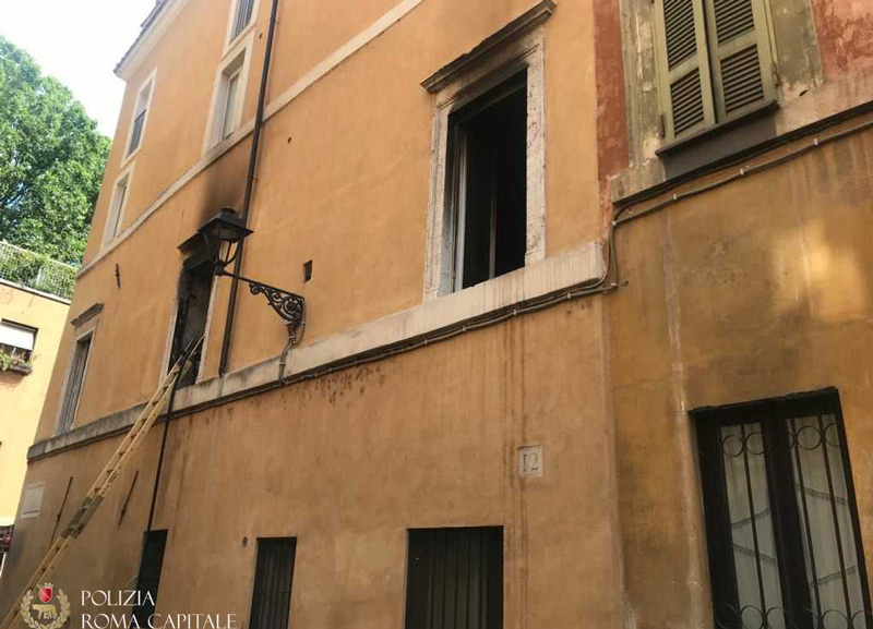 Palazzo in fiamme a Castel Sant’Angelo, donna in salvo: gravemente ustionata Palazzo in fiamme a Castel Sant’Angelo, donna in salvo: gravemente ustionata