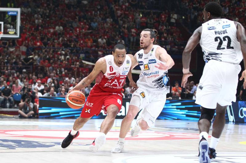 Olimpia Milano-Trento 91-90. Goudelock stoppa Sutton sulla sirena: è 3-2