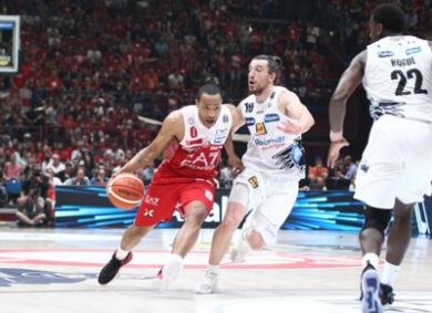 Olimpia Milano-Trento 91-90. Goudelock stoppa Sutton sulla sirena: è 3-2