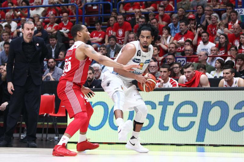 Olimpia Milano-Trento 91-90. Goudelock stoppa Sutton sulla sirena: è 3-2