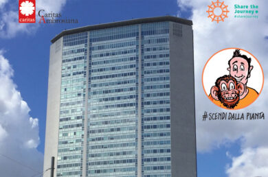 Milano, scimmie scendono dal Pirellone. Il flash mob di Caritas sui migranti