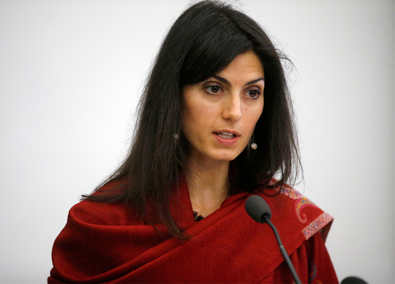 Via Almirante, Sgarbi alla Raggi: “Ti rivergini esibendo la foglia di fico?”